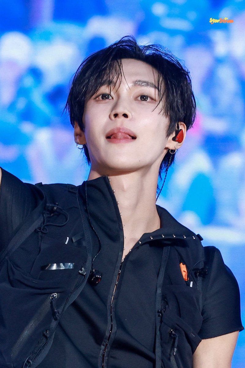 mlwnwlm's tweet photo. 원빈이오늘무대하면서혀빼꼼32번정두한듯
원빈:요놈이자꾸튀어나와 https://t.co/y5kAD0xo8U