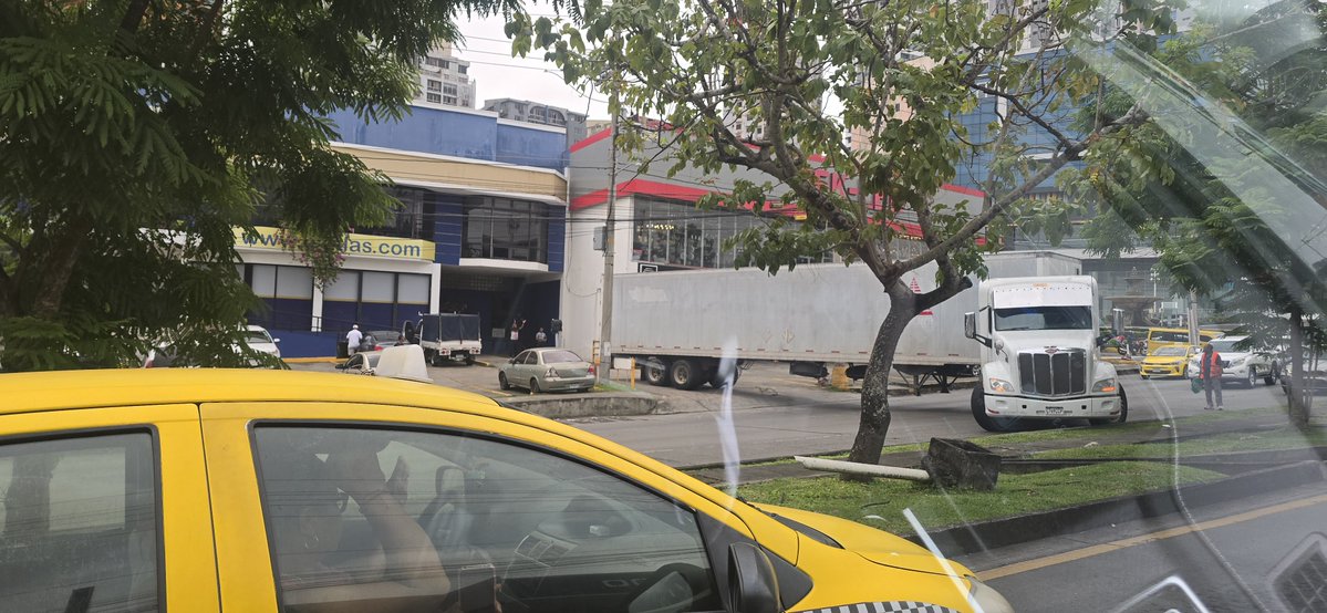 Revenant291's tweet photo. Cuando el de logistica se equivoca y crea un tranque descomunal en ka via Ricardo J Alfaro
@traficocpanama https://t.co/1zzG67sYmj