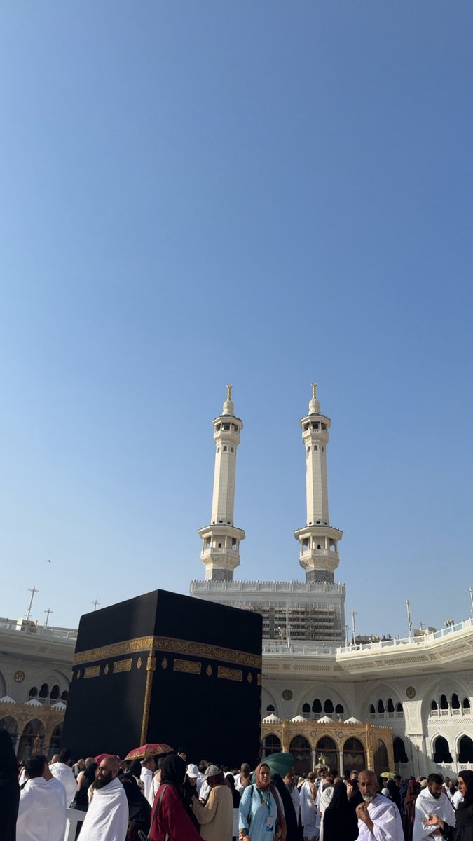 e5llv7's tweet photo. الحمدلله طاب اللقاء وقُرت العين وإرتوي القلب 
 الحمدلله الذي بلغني هواء مكه وسكينتها 🤍 https://t.co/7F0kM6EYqX