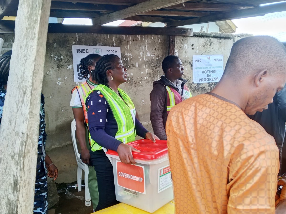 PremiumTimesng's tweet photo. Time: 3:49 p.m.
LG: Obokun
PU: 004 (Ilare Market Square, Ward 10)

The Presiding Officer nullified the result after the ACCORD and APC agents failed to reach an agreement.

The BVAS recorded 265 accredited voters, while 266 votes were counted, resulting in one extra vote. APC scored 135 votes, while ACCORD scored 131.