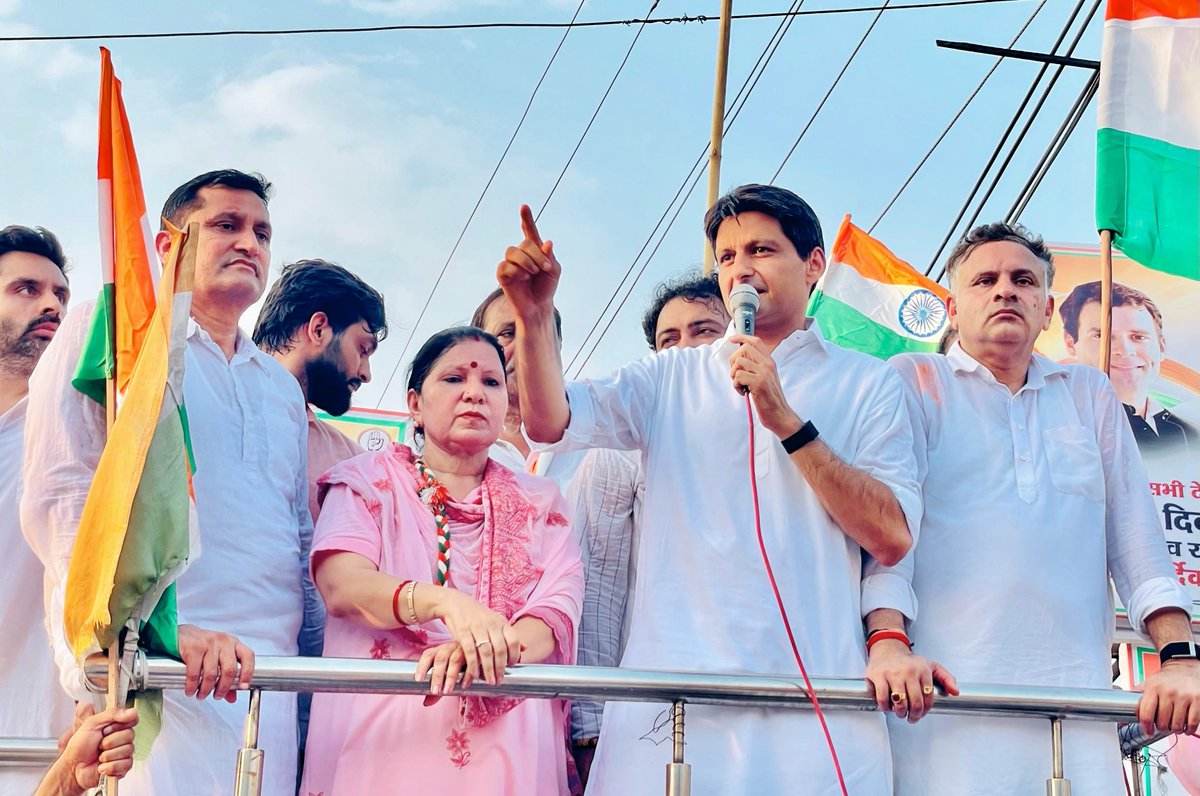 DeependerSHooda's tweet photo. आज स्वतंत्रता दिवस के पावन अवसर पर हाथों में लहराते राष्ट्रीय ध्वज, गूंजते देशभक्ति के तराने और भारत माता की जय के नारों के बीच 📍झज्जर में जिला कांग्रेस कमेटी द्वारा आयोजित तिरंगा यात्रा में शामिल हुआ।

आजादी के सभी नायकों और देश की रक्षा में सर्वस्व न्योछावर करने वाले अमर शहीदों को कोटि-कोटि नमन।

साथ विधायक गीता भुक्कल जी, विधायक @MLAKuldeepVats जी, झज्जर कांग्रेस जिलाध्यक्ष संजय यादव जी, राजबीर जाखड़ जी, सुभाष गुर्जर जी, नरेश हसनपुर जी, ब्लॉक अध्यक्षगण - शमशेर जाखड़ जी, चेतनानंद जी, अजब सिंह जी, कमल अरोड़ा जी, संदीप सीटू जी, रामप्रकाश जी, विजय अहलावत जी और पवन दलाल जी; नीटू भदानी जी, दीपक धनखड़ जी, पार्षद अंकुर गुबाना जी, पार्षद फोर्ड माजरा जी, कर्मबीर महराना जी, नाहर सिंह जी, विजय सिंह जी, विक्रम कादयान जी, वीरेंद्र दरोगा जी, सुनील जाखड़ जी, चांद पहलवान जी, धर्म सिंह वाल्मीकि जी समेत आदि वरिष्ठ नेता मौजूद रहे।

@kharge @RahulGandhi @priyankagandhi @kcvenugopalmp @SanjaySDutt @INCIndia @INCHaryana @raonarenderinc