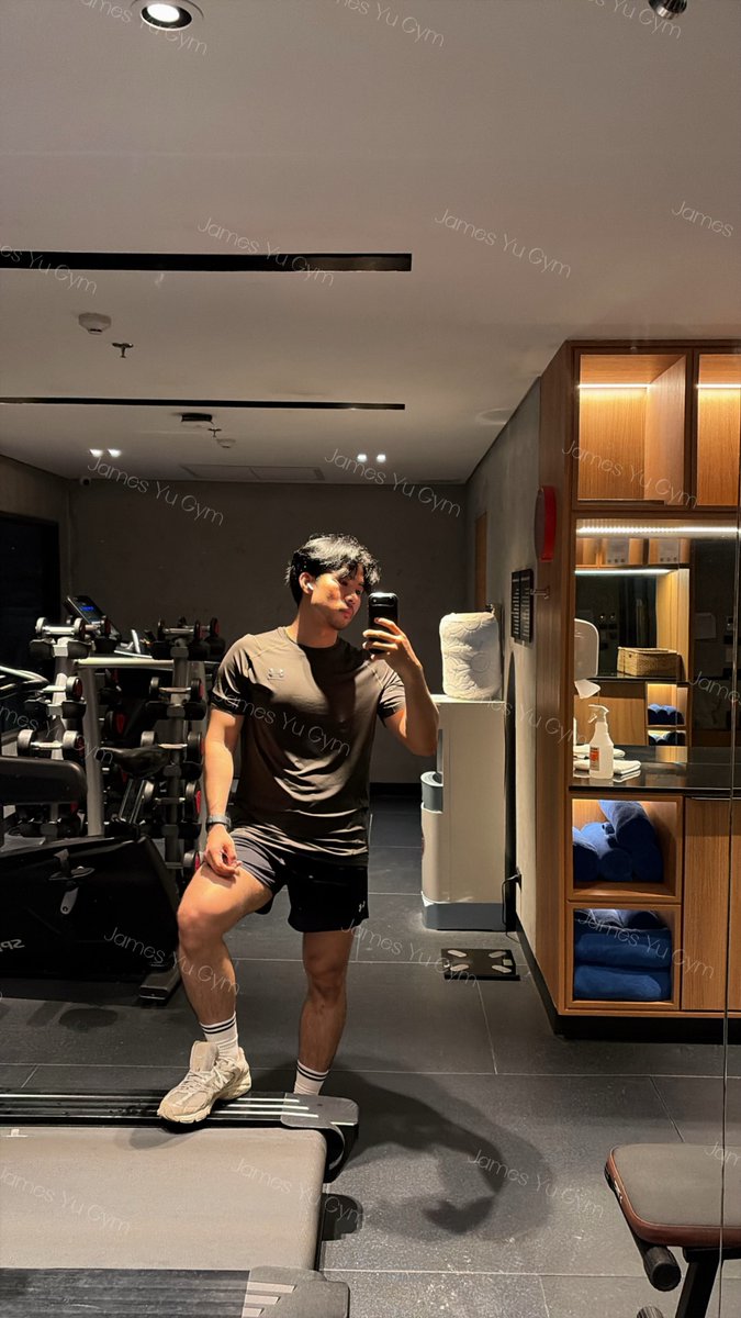 jamesyugym's tweet photo. ใช้มาเกือบปี คือมันบางมากจริง มันถือสะดวกมาก นี่ขนาดนิ้วสั้นก็ถือมือเดียวได้ 5555
