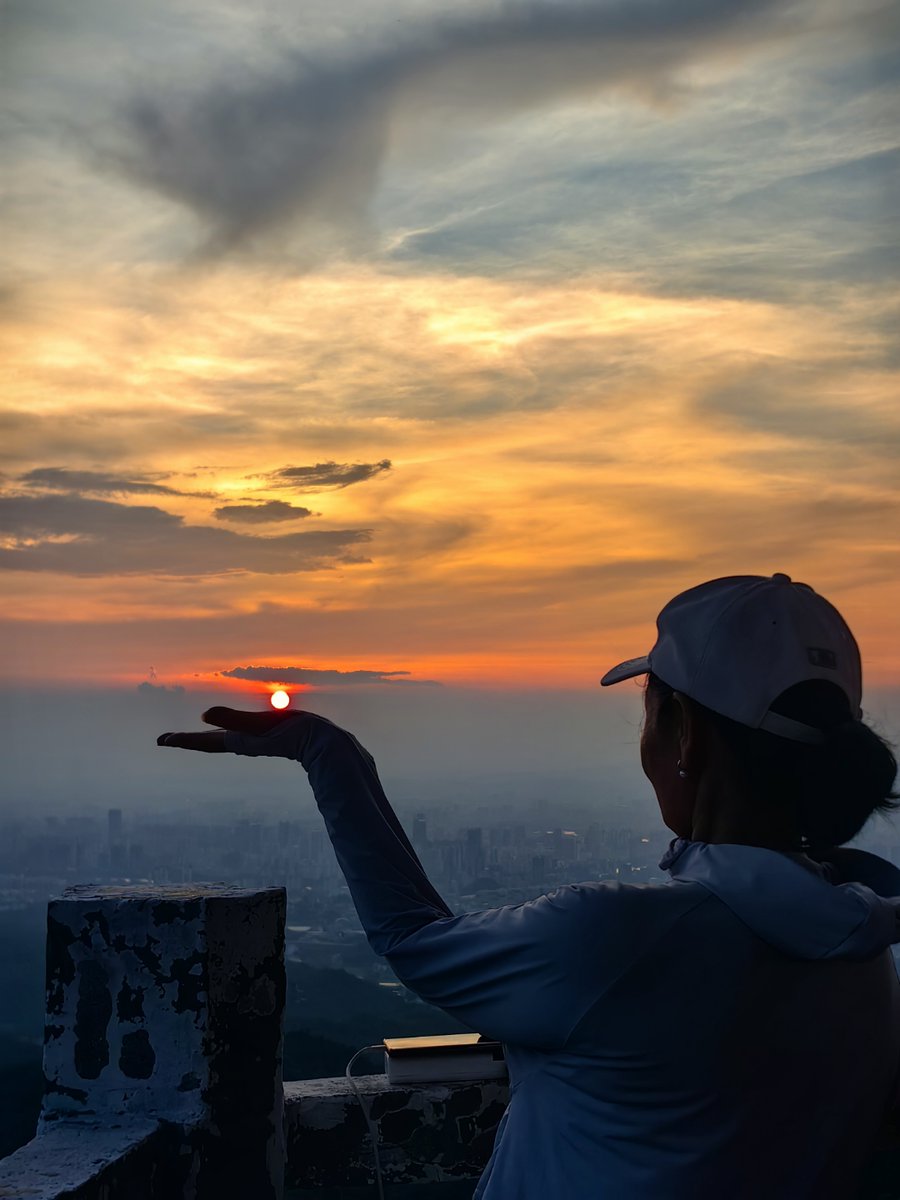 F9206039K1ipBO's tweet photo. Just finished a sunrise hike at the mountain overlook—those pink-orange skies and fresh pine air made every step worth it! Can’t stop smiling ， https://t.co/awxZCH2Kfu