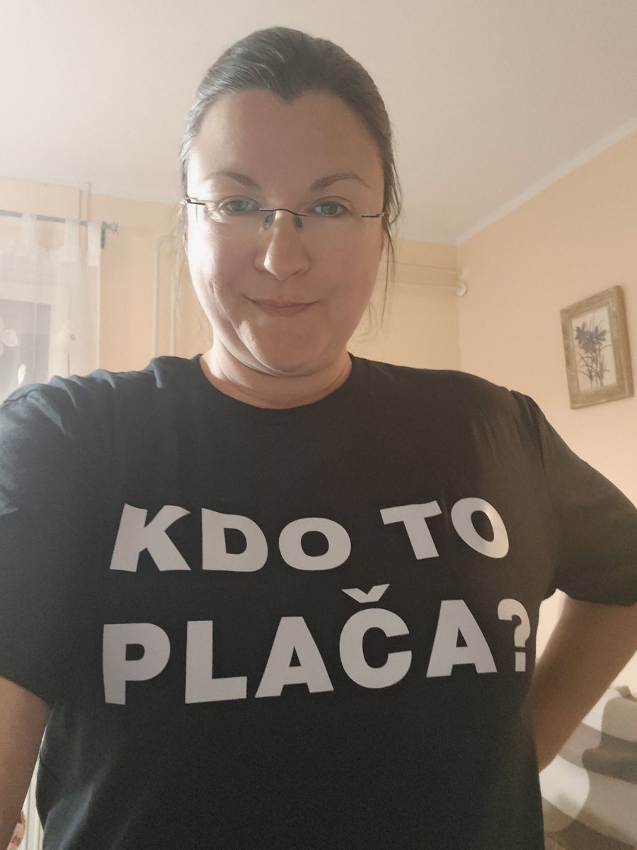 KokotKatja's tweet photo. Ne, spet so plačali davkoplačevalci. 
Plačali za nekaj, kar nočejo. 
Ono,na silo.
Ob načrtovanih 163 milijonih evrov prihodkov,naša javna hiša nima za plače. 
Osebno se bom zavzela za vsak možen scenarij,ki bi po najkrajši poti prekinil to prisilno odtekanje našega denarja. 
Denarja delavcev, podjetnikov, kmetov, upokojencev. 
Izpridilo se je vse skupaj že dolgo nazaj...norca se delate iz nas.
Javno RTV,radio in orkester potrebujemo,ampak nikakor ne v takem obsegu,s takimi programom in takim financiranjem kot do zdaj!
Marcel, koliko ur dela imate izven javnega sektorja,kjer se ustvarja nova vrednost? Na realnem trgu dela? Po številu tistih ur si lahko izračunate,koliko ste vi plačali za ta šov. Seveda lahko imate na moj račun še pet naslednjih oddaj z izbranimi gosti iz javnega sektorja,ki jim vse pač pripada...vseeno mi je. 
Veste,kako težko za vaš šov plačujejo tisti, ki tega nočejo? Veste,kako težko dela kmet,podjetnik,delavec...in bi ta denar raje uporabil za kaj drugega? 
Jaz sem pustila 20 let dela v realnem sektorju. In ob tem plačevala visoke davke,prispevke in dohodnino. 
Tudi za to sem šla v politiko. Ker ne želim več plačevati tega. 
Ljudje se razbijajo z delom, zato da drugi uživajo na njihovih žuljih. 
To ni socialna država, to je sistem delovnih hlapcev in kaviar socialistov, ki na visoki nogi živijo na račun delavcev!