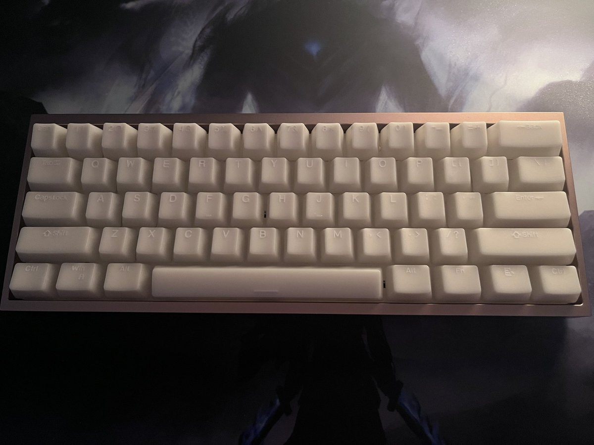 sja46cat's tweet photo. Built my first custom keyboard!!

PCB: EverGlide AE61pro
Plate: FR4
Switches: UR Ice Ultra 22mm
Case: KBDfans Tofu60 Redux V2 Mocha
Keycaps: White Jade Keycaps

Inspired by @s1ckox Tiramissu https://t.co/SqQtP5oXQX