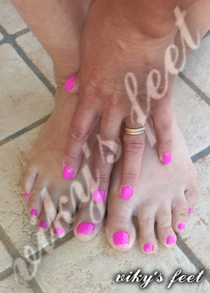 vikyfee88's tweet photo. #feet #footfetish #sexyfeet #wife #wifefeet #sexywife #rednails #red #feetworshi̇p #cum #blackandwhite #bw #biancoenero  #cumonfeet #footjob #toes #👣👣👣 #viky_feet https://t.co/mR5gO0QXE3