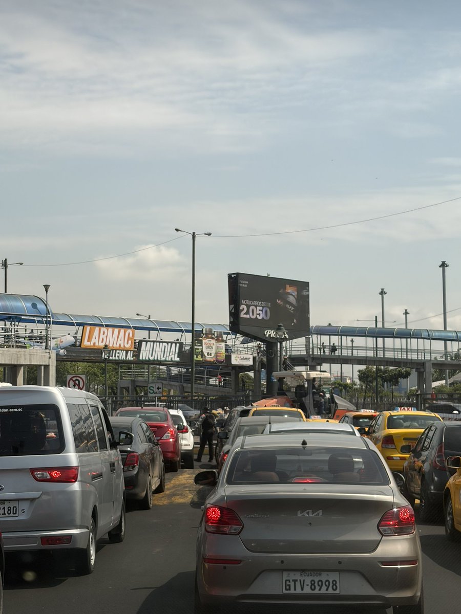 Procer21's tweet photo. Solo a ustedes @alcaldiagye se les ocurre arreglar el Terminal Terrestre un día sábado en la Zona de parqueos, el caos vehicular es fatal, por qué no la hacen como antes, de madrugada. Guayaquil retrocede en muchos sentidos. https://t.co/qHys0KBkie