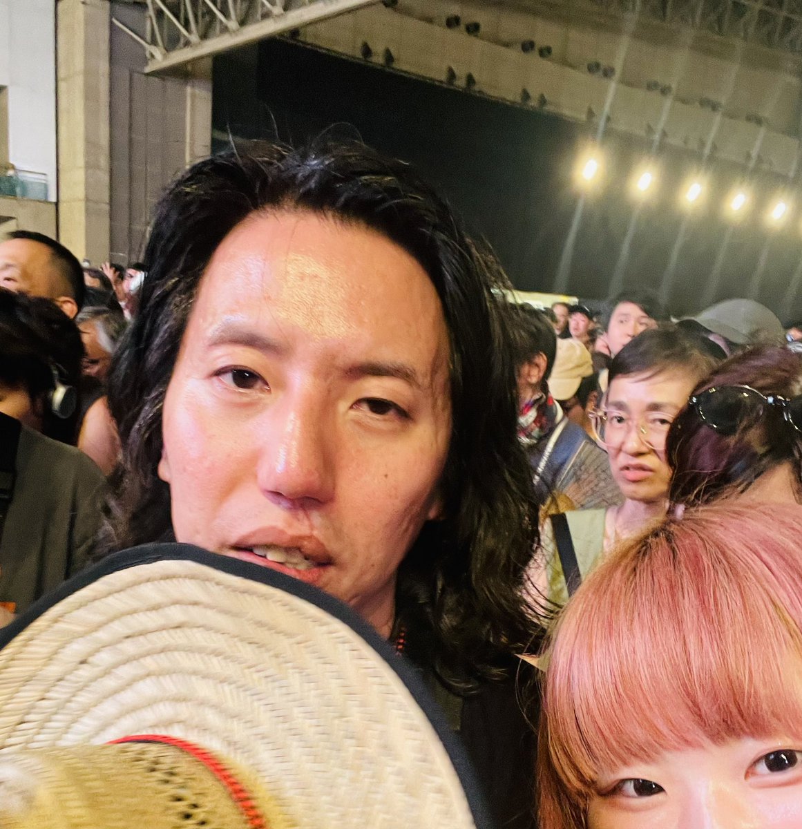 hayapiimanjyu's tweet photo. ペリカンとトーキングヘッズのパクリみたいなバントやろーぜ！から始まって、旦那さんと結婚前にクソでかいポスター買って、娘が真似してダンスして、いままでの走馬灯みてるみたいで、ぼろぼろ泣いてしまいました。デビットバーン大好きだ バネさんと見たよ！☺️ 寝る https://t.co/FgCcxVN5iJ