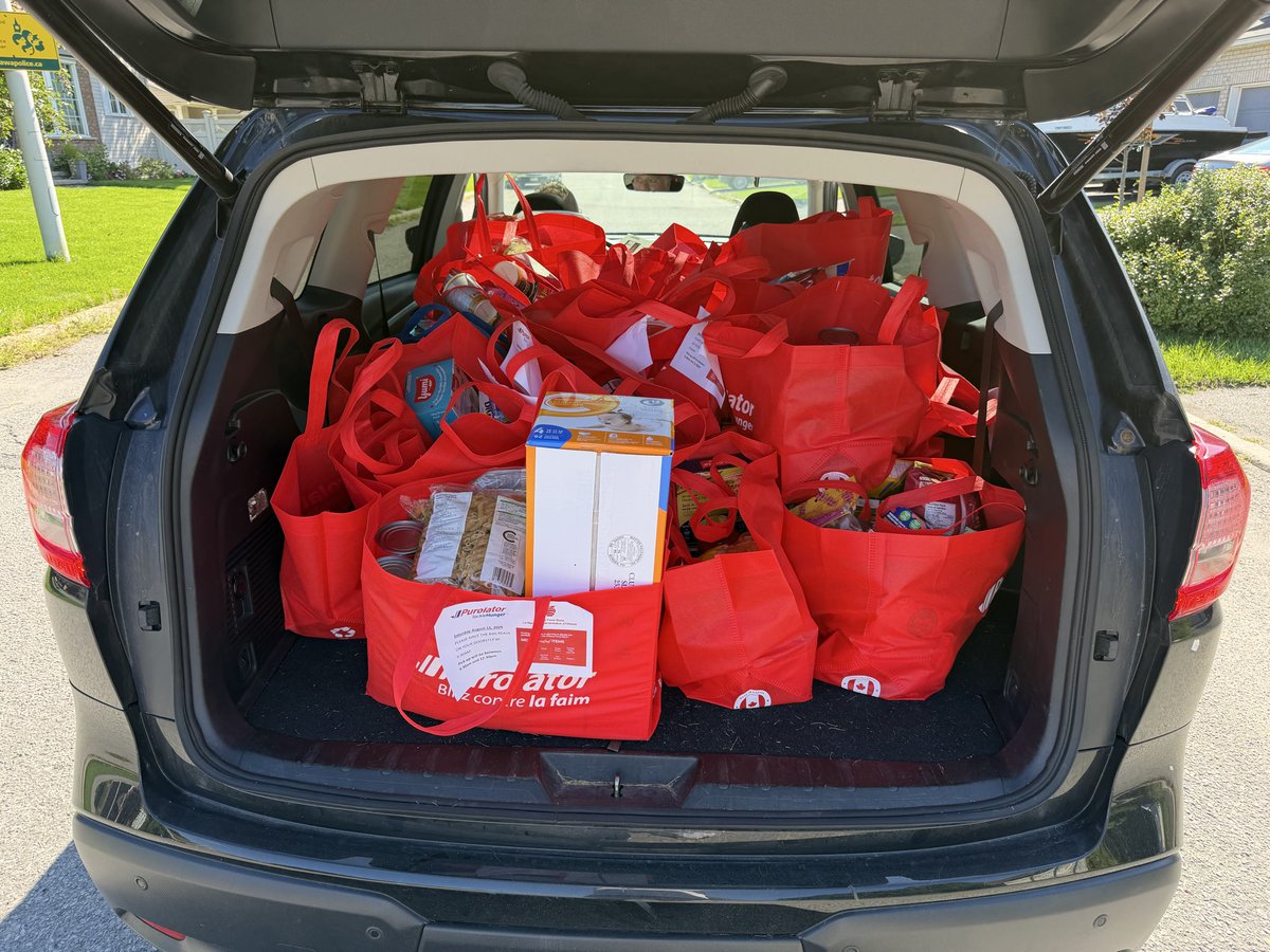 CalvinOSEG's tweet photo. I was lucky to join @PurolatorInc staff in #RiversideSouth this morning to pick up red bags for @REDBLACKS #TackleHunger Challenge in support of @Ottawafood60558  Thank you so very much to the residents in Riverside South!! #GoREDBLACKSGo https://t.co/ESAMRn5OzB