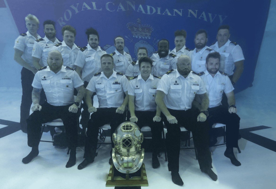 CanaduhOh's tweet photo. The Canadian Naval Diving Academy celebrates graduation by taking a picture underwater https://t.co/lI0vLCsxQX