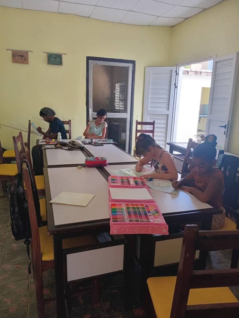 tvcaibarien's tweet photo. En #Caibarién, #VeranoConMiGente: taller de verano de artes plásticas en la casa de cultura Manuel Corona Raymundo 🎨🖌️🏠💯♥️🇨🇺#VillaClaraConTodos.
✍️📷 Cultura Caibarién https://t.co/ahUjQX9nTt