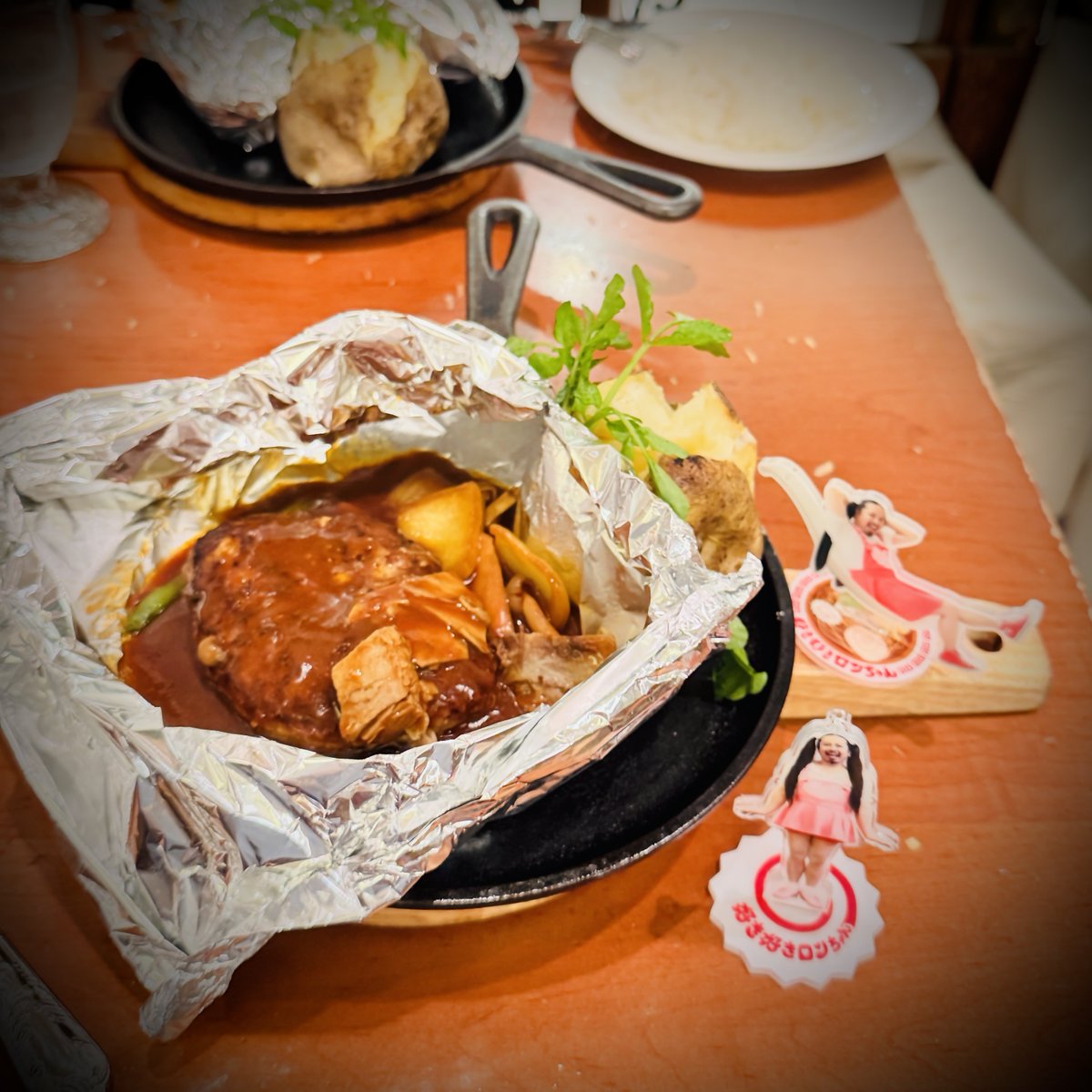 comugi_rock's tweet photo. 整理券待ち組が44組もいたけど、諦めた人も多くて、1時間15分で入れたよー
今日は丸ごとトマトサラダと百年洋食ハンバーグステーキが食べたかったので、うれしいおいしい！

#おでかけロンちゃん https://t.co/ThSHIwKCox