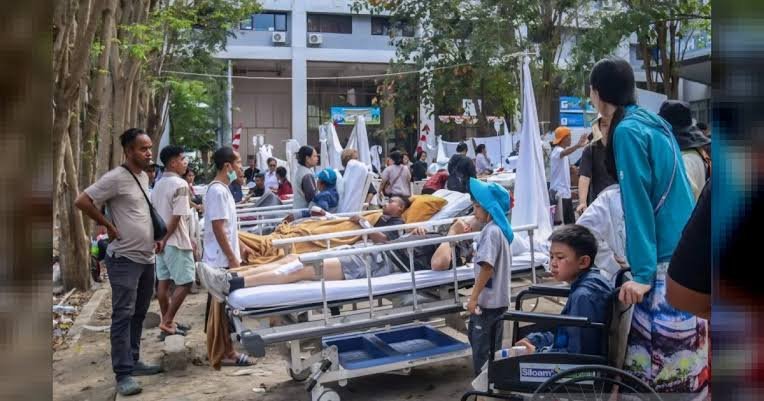indepenSumatera's tweet photo. UPDATE INFO : 47 ORANG MENINGGAL 🥀

🚨 UPDATE GEMPA M 7,7 NTT (Data BNPB 15/8/2026 - 18.48 WIB)

📍 SEBARAN KORBAN JIWA:
- Kab. Manggarai: 24 jiwa
- Kab. Manggarai Timur: 17 jiwa
- Kab. Sikka: 3 jiwa
- Kab. Ngada: 1 jiwa
- Kab. Ende: 1 jiwa

Selain korban jiwa, ratusan warga luka-luka dan sekitar 2.000 orang mengungsi mandiri untuk menghindari gempa susulan.

DAMPAK KERUSAKAN MATERIAL WAK
- Rumah Warga: 157 rusak berat, 41 rusak sedang, 148 rusak ringan.
- Fasilitas Publik: 87 sekolah, 18 puskesmas, 5 tempat ibadah, 6 perkantoran. (RS Maumere mengalami kerusakan fisik).

AKSES TRANSPORTASI LUMPUH:
- 5 gedung terminal bandara & 2 pelabuhan (Reo & Maumere) terdampak.
- Akses jalan darat di beberapa lokasi tertutup longsor total.

Tim SAR & relawan terus bergerak di lapangan. Mari panjatkan doa untuk keselamatan saudara-saudara kita di NTT. Hindari spekulasi dan pantau terus info resmi dari BNPB/BMKG! 🙏

#GempaNTT #PrayForFlores