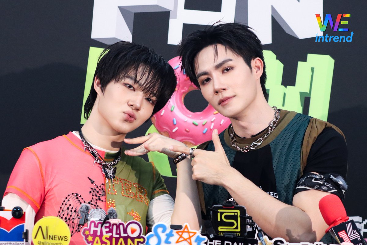 weintrend_tv's tweet photo. "ซี - นุนิว" ช่วงสัมภาษณ์สื่อ ที่งานคอนเสิร์ต "FANDOM FEST" ✨

ZONZON DOM ZEENUNEW
#FandomFest2026xZeeNuNew
#ZeePruk #Nunew #ZeeNuNew
#FandomFest https://t.co/iURzIKhoyK