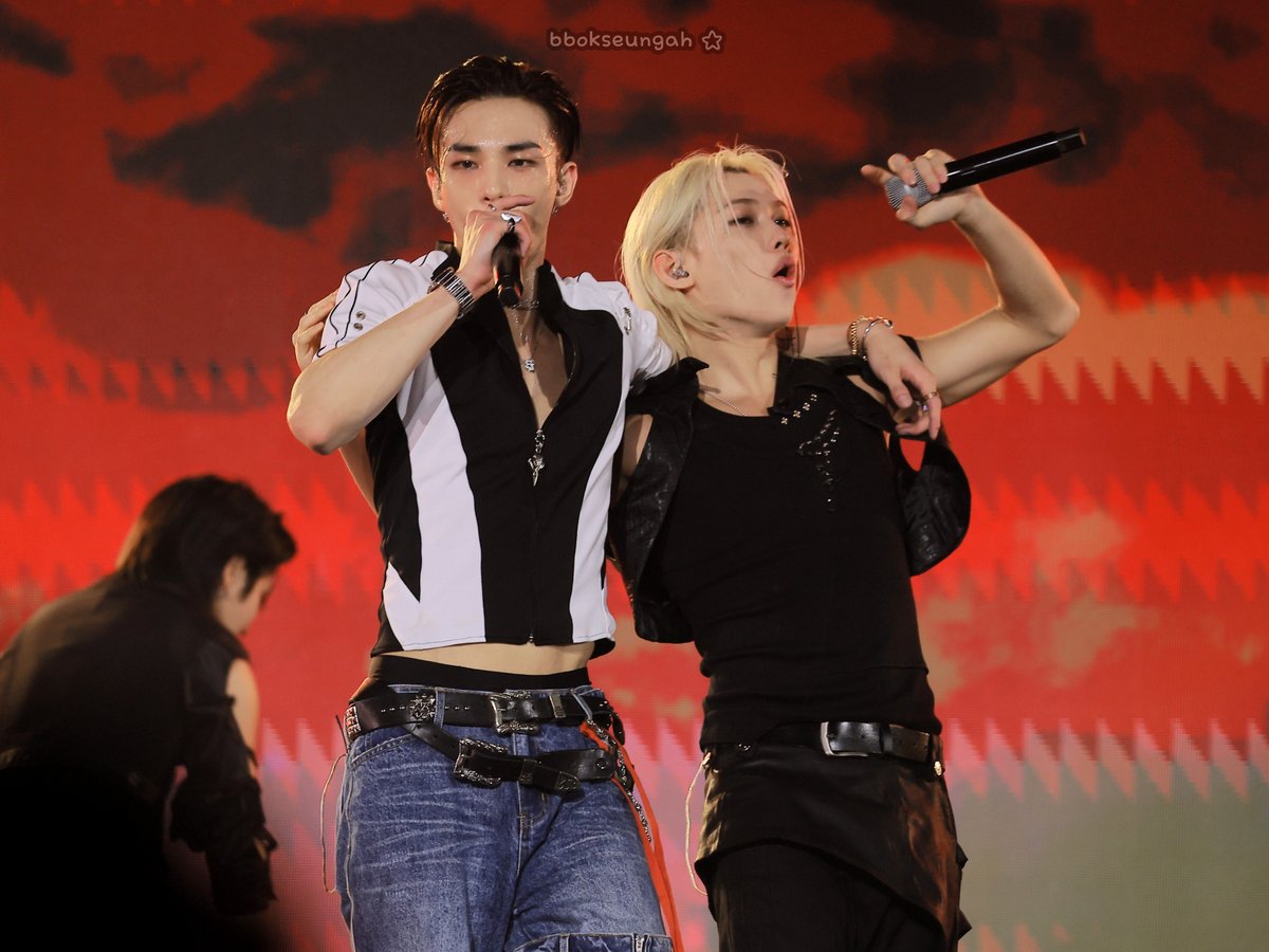 bbokseungah's tweet photo. 260809 SBS 가요대전 summer

my amigo~!

#황필 #hyunlix https://t.co/eHzFzHGnIm
