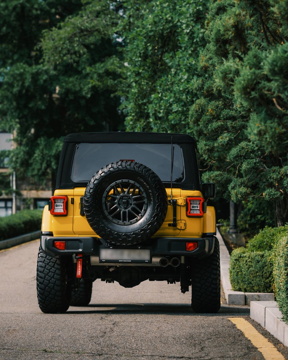 BFGoodrichCAN's tweet photo. Bold style, serious bite.
When late-summer trails get unpredictable, the Mud-Terrain T/A KM3 claws through heavy muck when conditions demand extreme traction.
📸 IG // jeep_yella
#BFGoodrich #BuiltOnBFG #OffRoad #KM3 #JeepRubicon https://t.co/yRJhfQlMvU