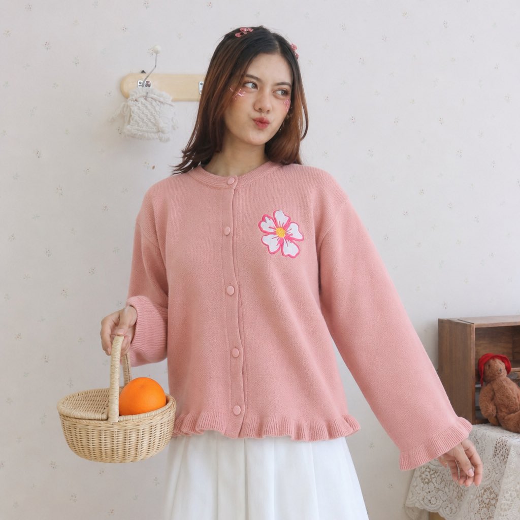 FSN989's tweet photo. Pliss, aku ga mau keracunan sendiri✨. Kalian pun harus lihat cardi ruffle super gemes ini 
✨ https://t.co/0PlhIiS0an https://t.co/iofWdW0bgi