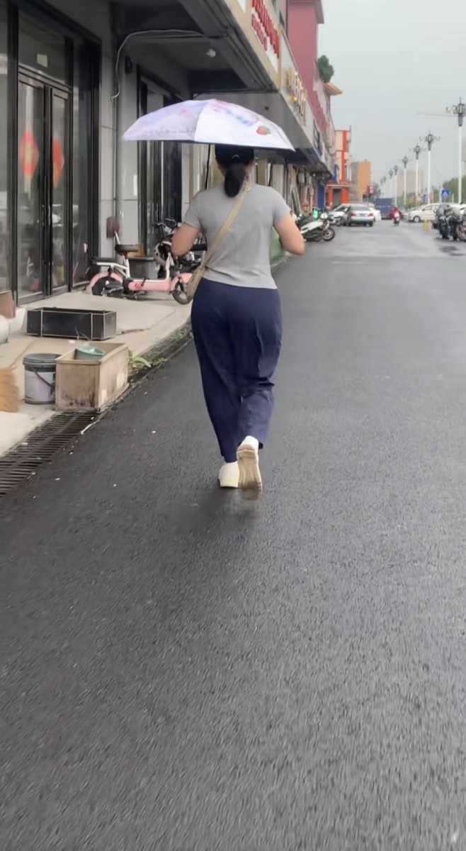 iamroseescobar's tweet photo. A stranger helped me pick up all the things I dropped on the rainy street today. Small kindnesses make such big days. https://t.co/xRg73ZqNIW