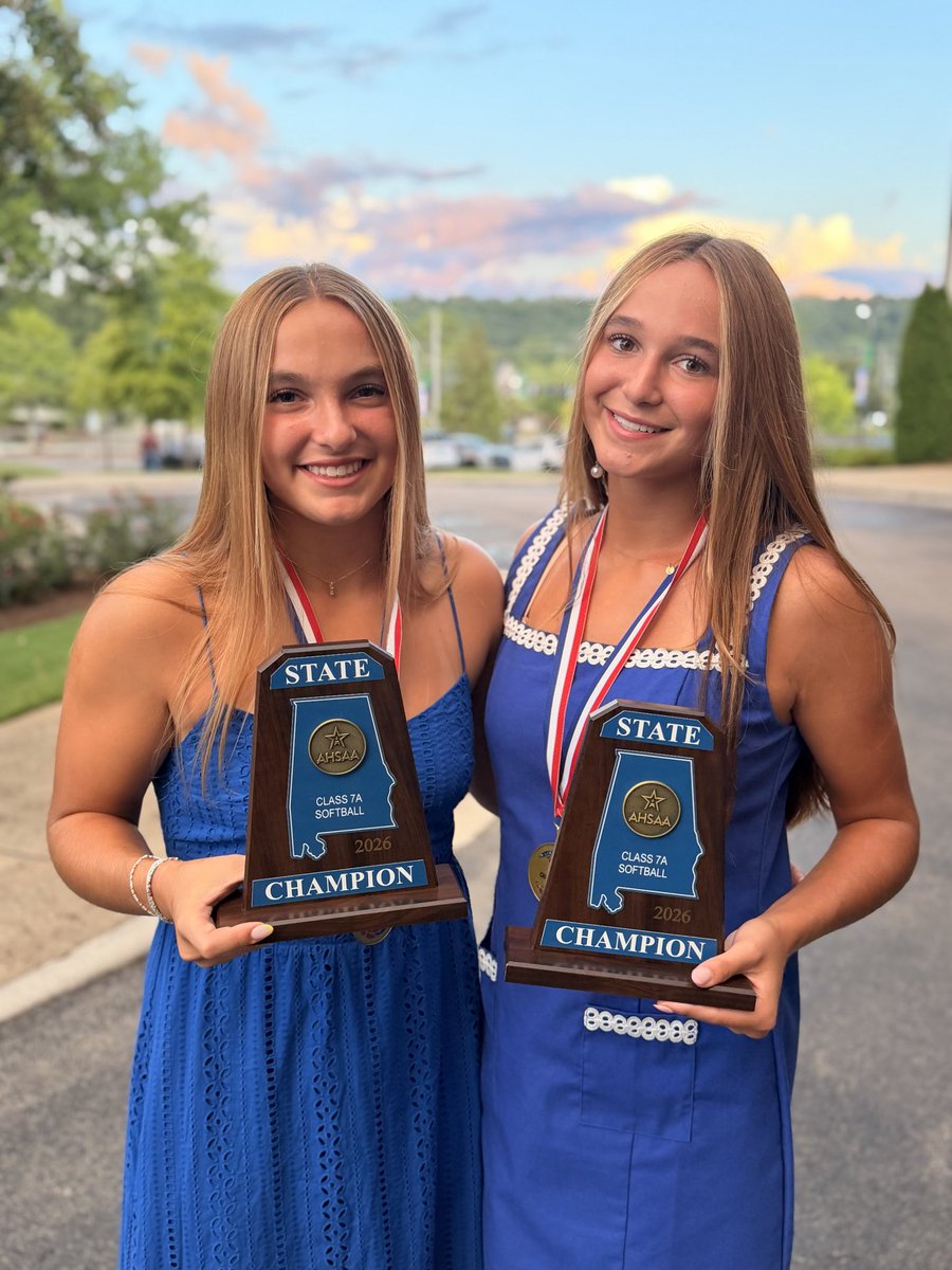 SBullington11's tweet photo. It was an honor to receive our Blue Maps! Thank you seniors for leading the way, bow back to work to prepare for another run in 27'. #HewittTrussvuille #StateChamps #sisterhood https://t.co/Y4zw4yNuSj