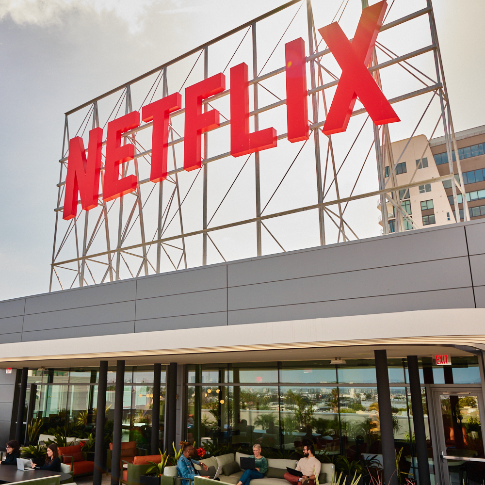 CoinMarketCap's tweet photo. LATEST: ⚡ Netflix says its new show "The Altruists," a limited series about FTX's SBF and Caroline Ellison, will premiere Nov. 19 and star Julia Garner and Anthony Boyle. https://t.co/n7skt6qNuQ