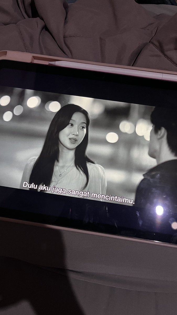 azzahazizzah's tweet photo. prenkkkk grgr bingung ntn apa scroll viu nemu film bajingan ini 🥲 https://t.co/Sko3MZcu1X