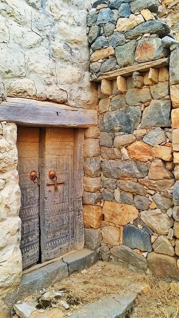 TmlsRetreat's tweet photo. عندي اهتمام كبير ببيوت الحجر في الباحة

لكن يمكن الغريب أني في المقابل لا أشجع أبدًا بناء مبانٍ جديدة تستنسخ بيوت الحجر القديمة.

والسبب أن اهتمامي ليس بشكل البناء نفسه، بل بما يمثله المكان وما يمكن أن يصبح عليه.

سلسلة عن نظرتي لإحياء بيوت الحجر والعمارة الجديدة في الباحة 🧵 https://t.co/GQJWwnacnN