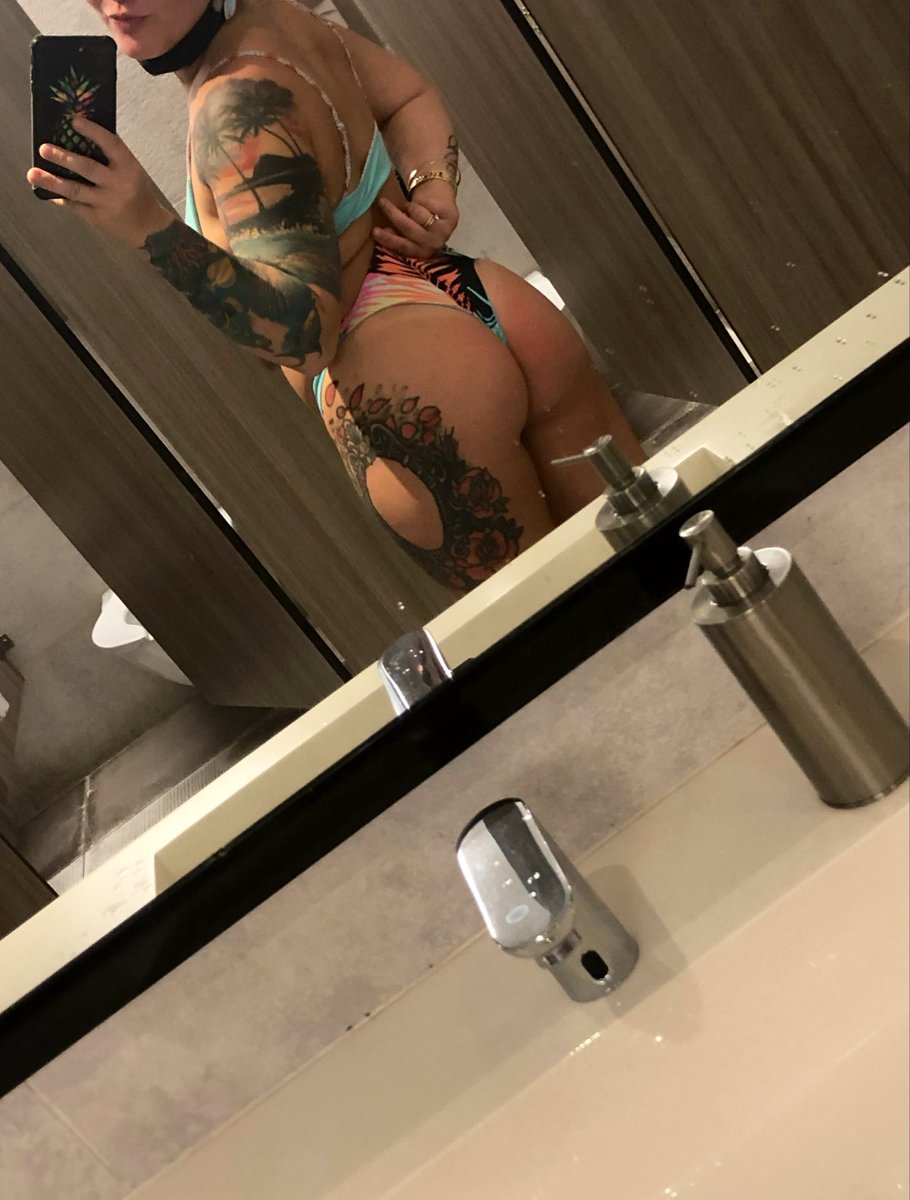 Laniinthemirror's tweet photo. Send an ass pic I’m bored https://t.co/7eejU5P4sn