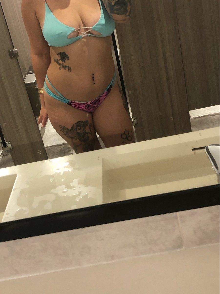 Laniinthemirror's tweet photo. Send an ass pic I’m bored https://t.co/7eejU5P4sn