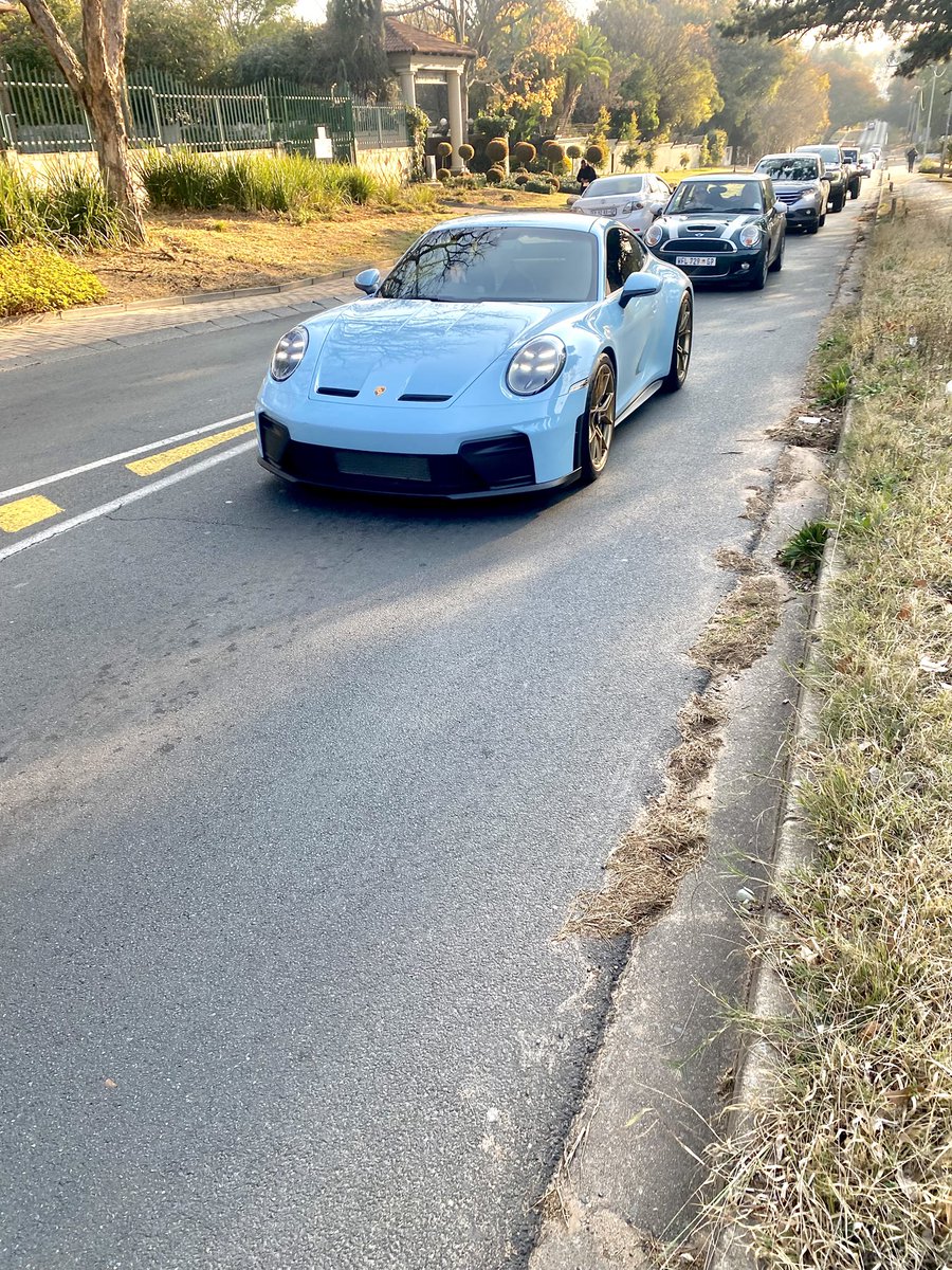 AustineM_'s tweet photo. Afternoon walks in the neighbourhood are NEVER boring! https://t.co/6owCyVD4CB