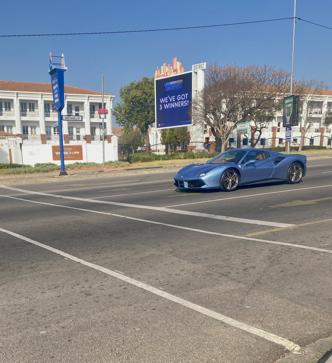 AustineM_'s tweet photo. Afternoon walks in the neighbourhood are NEVER boring! https://t.co/6owCyVD4CB