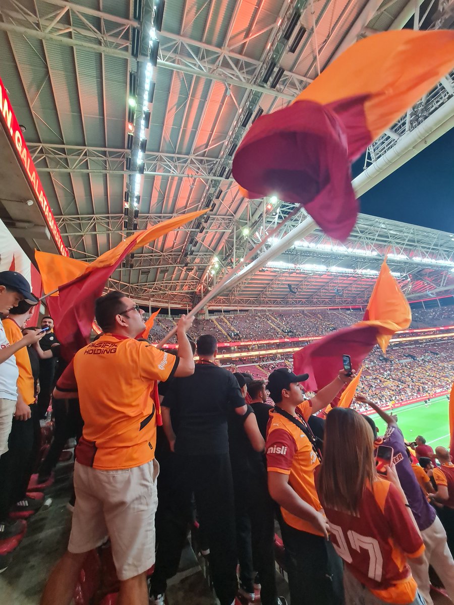 meteaktepe's tweet photo. 🟥🟧 Armanın Peşindeyiz 🟧🟥
 🔴🟠 Hedef 27 🟠🔴

#hedef27 #galatasaray #ultraslan #ultraslançanakkale #ua https://t.co/VASBTYz4yS