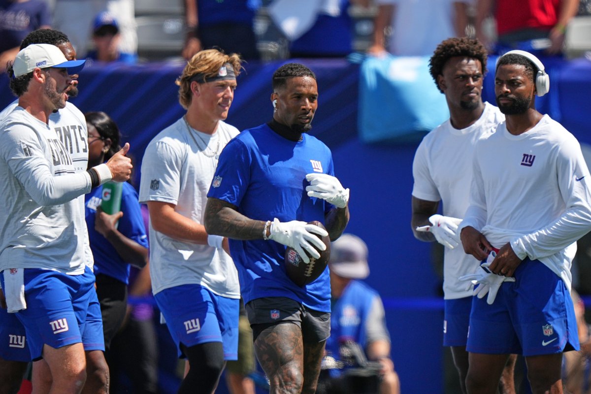 NFL's tweet photo. Odell back with Big Blue on a game day 🤝 @obj @Giants https://t.co/yACz0udtfO