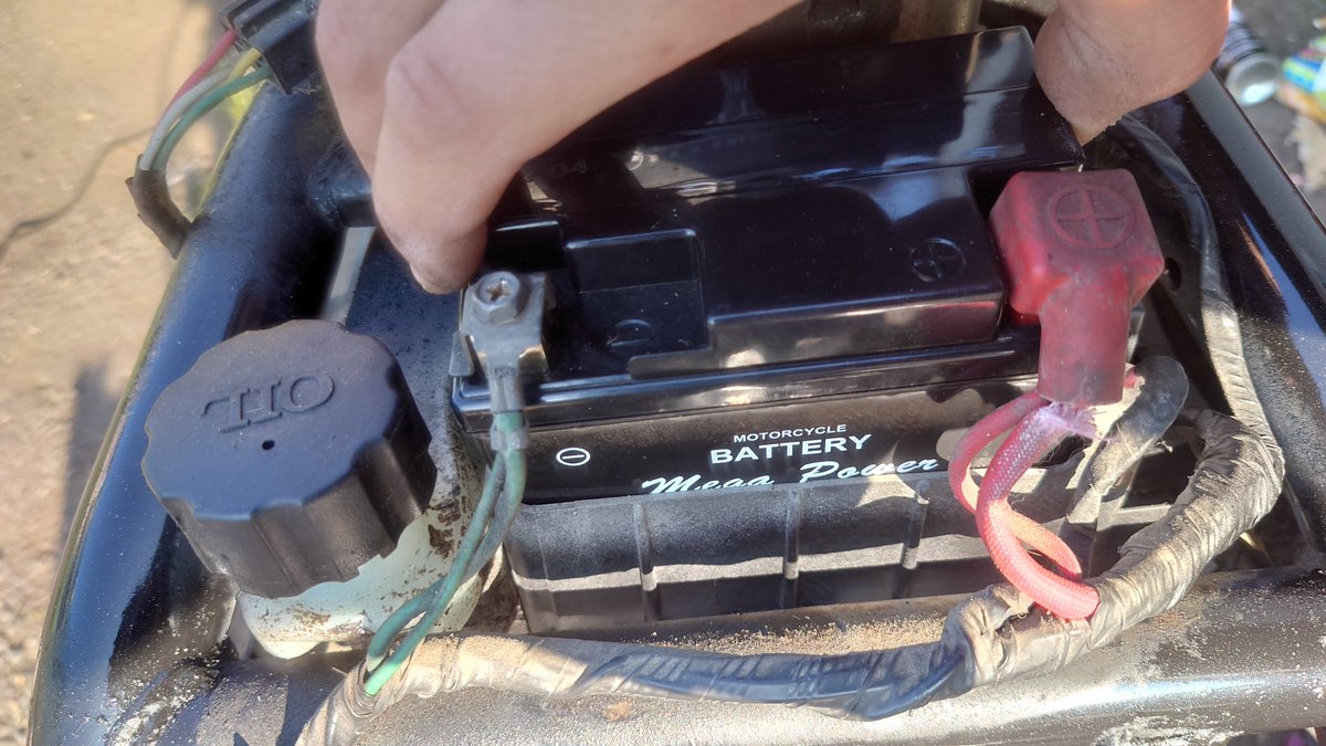 NEKOANI222's tweet photo. その後、タイヤもいつのか分からないので
適当なタイヤに交換
久々に手組みしたけど汗だくでした💦
そして消化器マフラーも耐熱塗料で落ち着いた色に
なんだか純正っぽい👍
そして新しいリアブレーキワイヤーを装着
バッテリーもおニューに
さてさて灯火類のチェックだ
あっ…続く https://t.co/I4eGTCjtW8