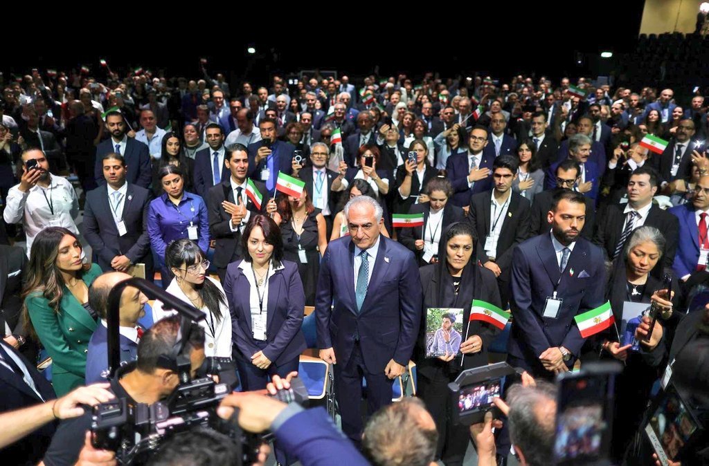 Ario1401's tweet photo. جمهوری اسلامی ۴۶ سال با بودجه های کلان از فیلم های سینمایی تا سریال ها مختلف تا تیتر های اخبار و مجلات و روزنامه ها ۴۶ سال تمام ضد پهلوی کار کرد اخرش هم آناناس طلایی نصیبش شد ، از آبدانان تا دانشگاه آریامهر برای رضا پهلوی خون دادن خودتون رو پاره هم کنید نمیتونید جلوی موج پهلوی خواهی ملت رو بگیرید ، فقط نفرت ملت نصیبتون میشه