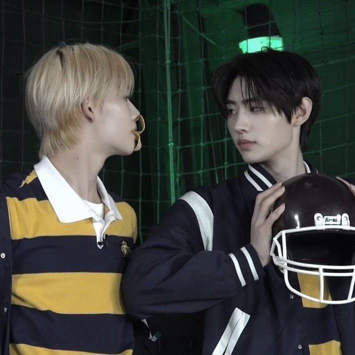 nisweetv's tweet photo. #Hoonki au — when i grow up 

depois de comentar, sem nenhum pingo de vergonha, que quando crescesse queria o número de sunghoon, ni-ki se esconde de vergonha por anos.
ou
sunghoon, garoto da igreja, acaba pensando demais sobre o cunhado do seu melhor amigo sem saber porque. https://t.co/zGFrIxdfGu