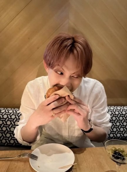 imaifan1005's tweet photo. This image of imai fumiya eating a burger means a lot to me. I feel very hungry now. Really want some burger rn https://t.co/36T8r8EICc