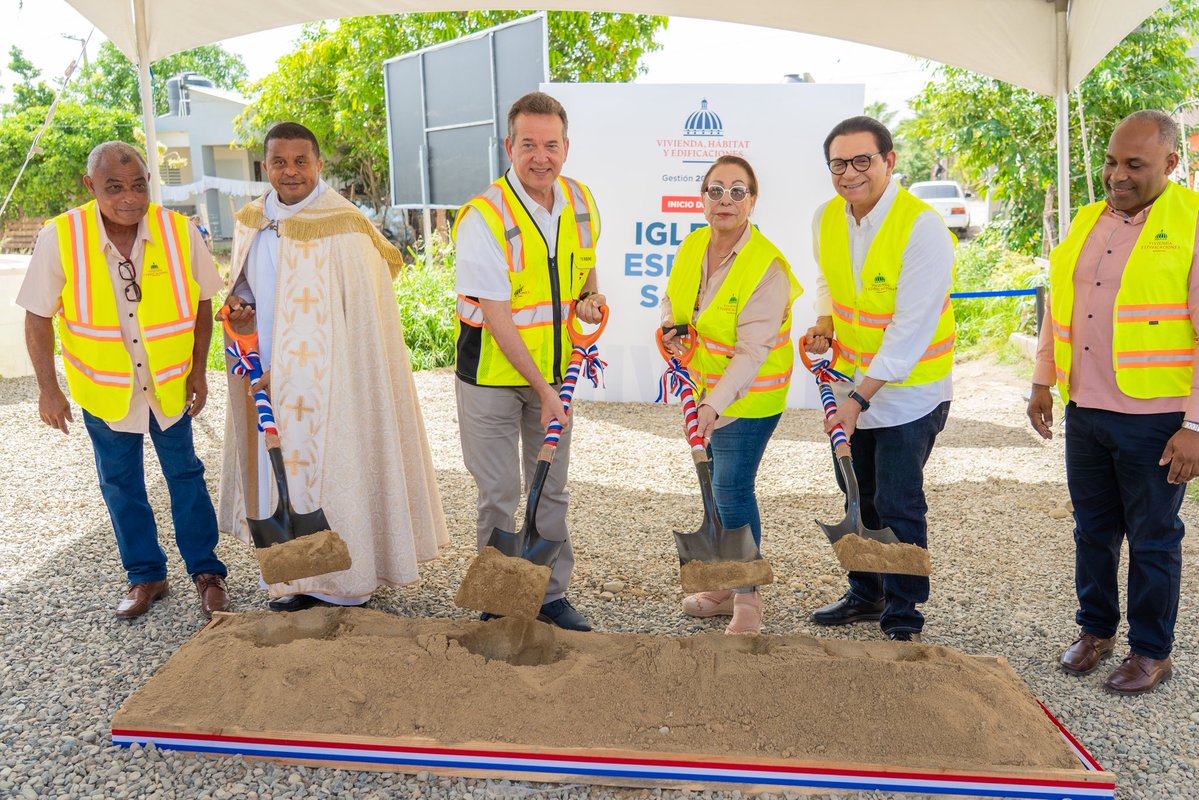 itobisono's tweet photo. Regresamos al distrito de Hato del Yaque, en Santiago de los Caballeros, para cumplir con el compromiso de iniciar el proceso de construcción de la iglesia Espíritu Santo, tal como lo contempló el presidente @luisabinader. 

Una obra que responde a las necesidades de esta comunidad y que representa un paso importante para seguir fortaleciendo sus espacios de encuentro y convivencia.

Agradezco especialmente a mi buen amigo @IvanDuque por traer desde Colombia la custodia que será utilizada para el servicio de esta iglesia. Un gesto de gran significado que acompañará este nuevo comienzo.