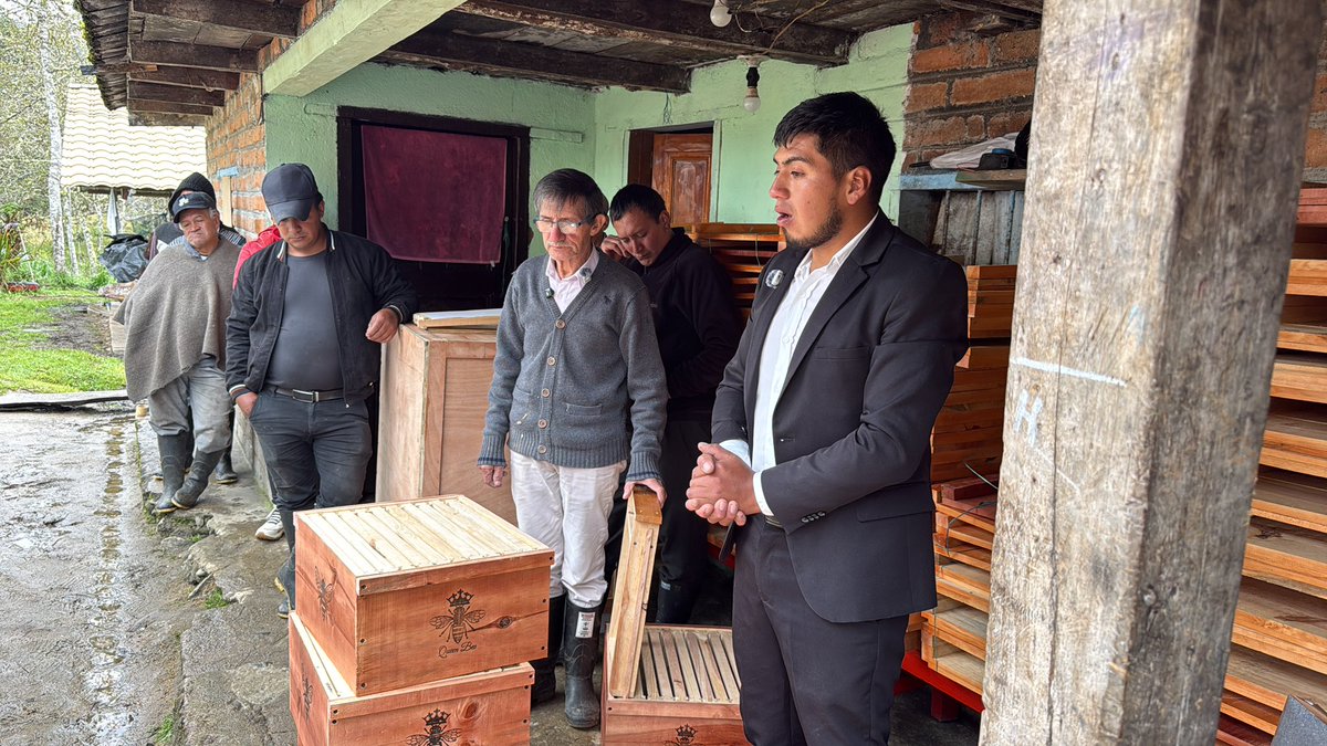 paulocesarpaz's tweet photo. Hoy conocimos la historia de vida Johnatan, un joven campesino de Santa Isabel en el corregimiento de El Encano, quien impulsó la apicultura en su territorio en un programa de sustitución, pasaron de la explotación del carbón vegetal (csrboneo) a producir una de las mieles más puras de Nariño 

Felicitaciones a las familias comprometidas en cuidar los páramos, las zonas de frailejón y toda la reserva natural en territorio amazónico

Gracias a la @camarapasto por la invitación 

El martes les contamos la historia completa en #KapitalNoticias @AppNewsPasto @CncPasto