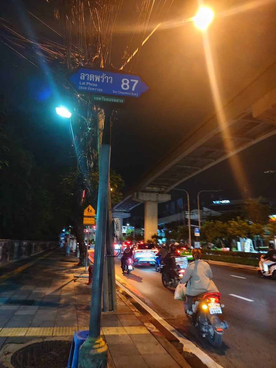 oatsatan05's tweet photo. อากาศดีๆ 💦ทำไรดีนะ?
#รามคำแหง 
#ลาดพร้าว https://t.co/yX7QSMEUpx
