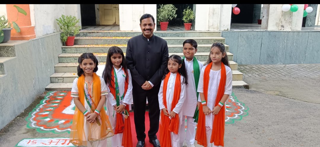 DmMainpuri's tweet photo. आज 80वें स्वतंत्रता दिवस के अवसर पर कलेक्ट्रेट परिसर में ध्वजारोहण कर राष्ट्रध्वज को नमन किया तथा उपस्थित अधिकारियों,कर्मचारियों एवं समस्त जनपदवासियों को स्वतंत्रता दिवस की शुभकामनाएं प्रेषित की और देश व समाज के प्रति अपने कर्तव्यों का पूरी निष्ठा से निर्वहन करने का आह्वान किया। https://t.co/DOFi8sgLcm