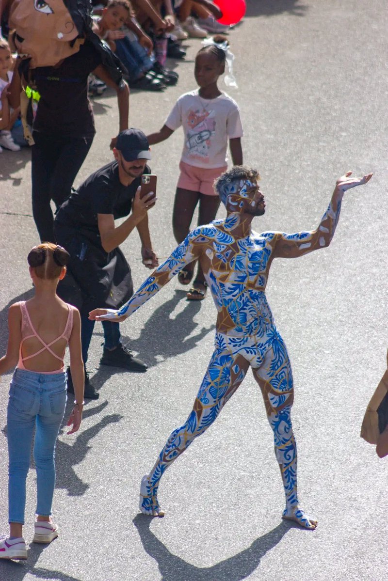 PeriodicoGiron's tweet photo. La piel del bailarín Yesmir Chacón se convirtió en lienzo de Tiempos, obra de Alexis Placencia que, en saludo al centenario de Fidel Castro, fusionó arte, memoria y resiliencia.

#PeriodicoGiron 👇👇👇 https://t.co/11RYgNFKO6