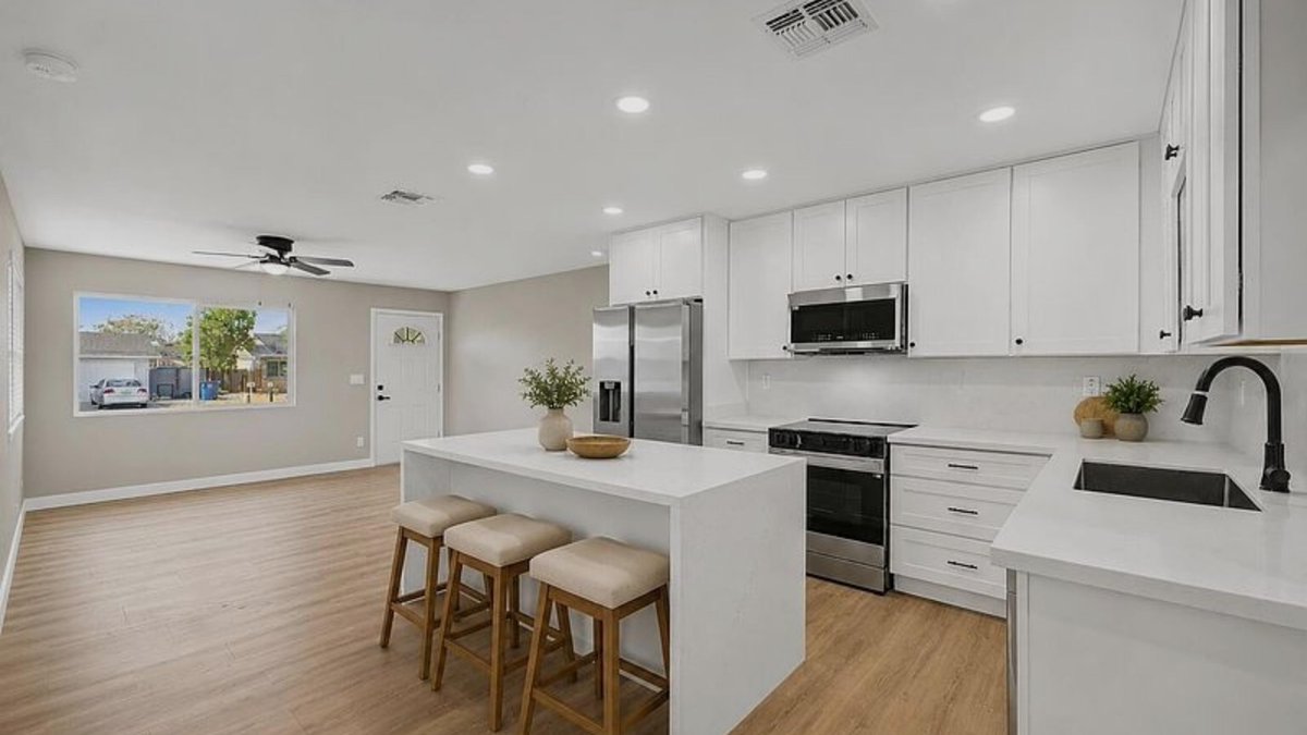 robhrealtor's tweet photo. Rebuilt 4BD/3BA in Mesa! No HOA, new everything &amp; quartz kitchen. $467k (appraised at $505k). DM for a tour of 641 W Emerald! https://t.co/FTyVgRSjPg