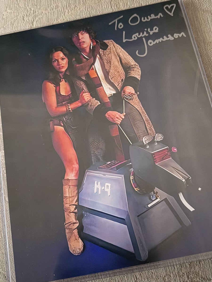 WhovianLife's tweet photo. Met the amazing and very lovely @Lou_Jameson for the first time at @STARSOFTIME today!! I was so happy to finally meet her! 💫🩷🩷 #DoctorWho https://t.co/PqazTRAPm5