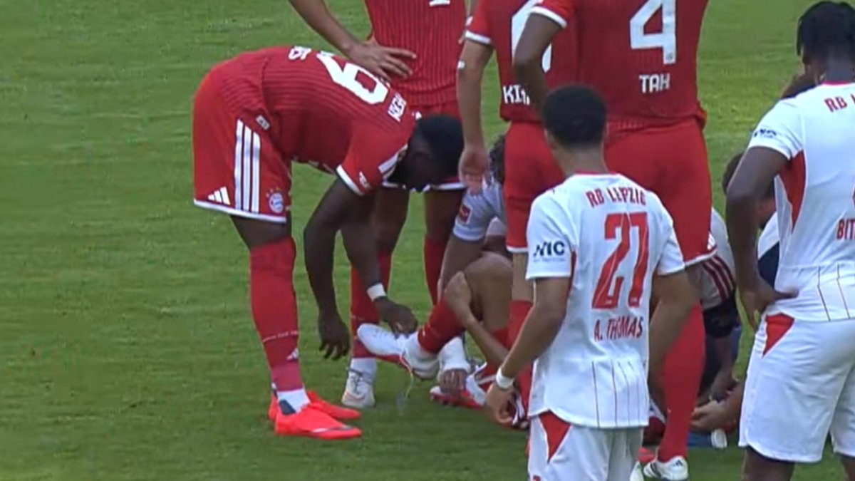 neneful's tweet photo. isma running to catch jamal as he fainted and phonzy loosening jamal's laces to relieve pressure from his feet... if we just put aside the emotional turmoil of this moment... man the attention, love, and care bayern players have for each other is the world's most beautiful thing https://t.co/P9d7foFTqA