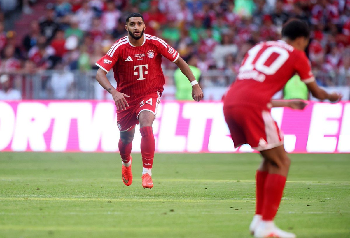 neneful's tweet photo. isma running to catch jamal as he fainted and phonzy loosening jamal's laces to relieve pressure from his feet... if we just put aside the emotional turmoil of this moment... man the attention, love, and care bayern players have for each other is the world's most beautiful thing https://t.co/P9d7foFTqA