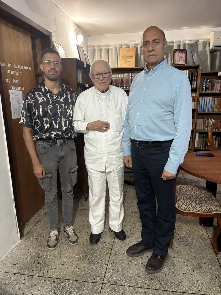 williamsdavila's tweet photo. En mi vista a Coro tuve la magnífica oportunidad de saludar a Monseñor Ovidio Pérez Morales junto con el rescatista Manuel Guillén ( héroe de La Guaira), José M Rico CES, secretario Poltico, ( Falcón) de AD en resistencia. 

La lucha es por libertad de expresión, liberación total de presos políticos y elecciones presidenciales Ya!
