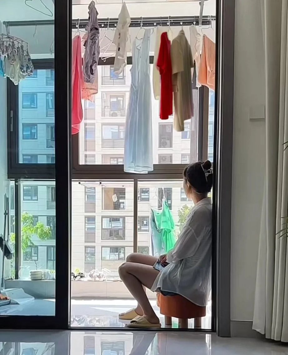 eva_maba's tweet photo. Just finished folding the laundry while the sun streamed through the window—tiny, quiet win to end the day! https://t.co/o3MQDlBnVS
