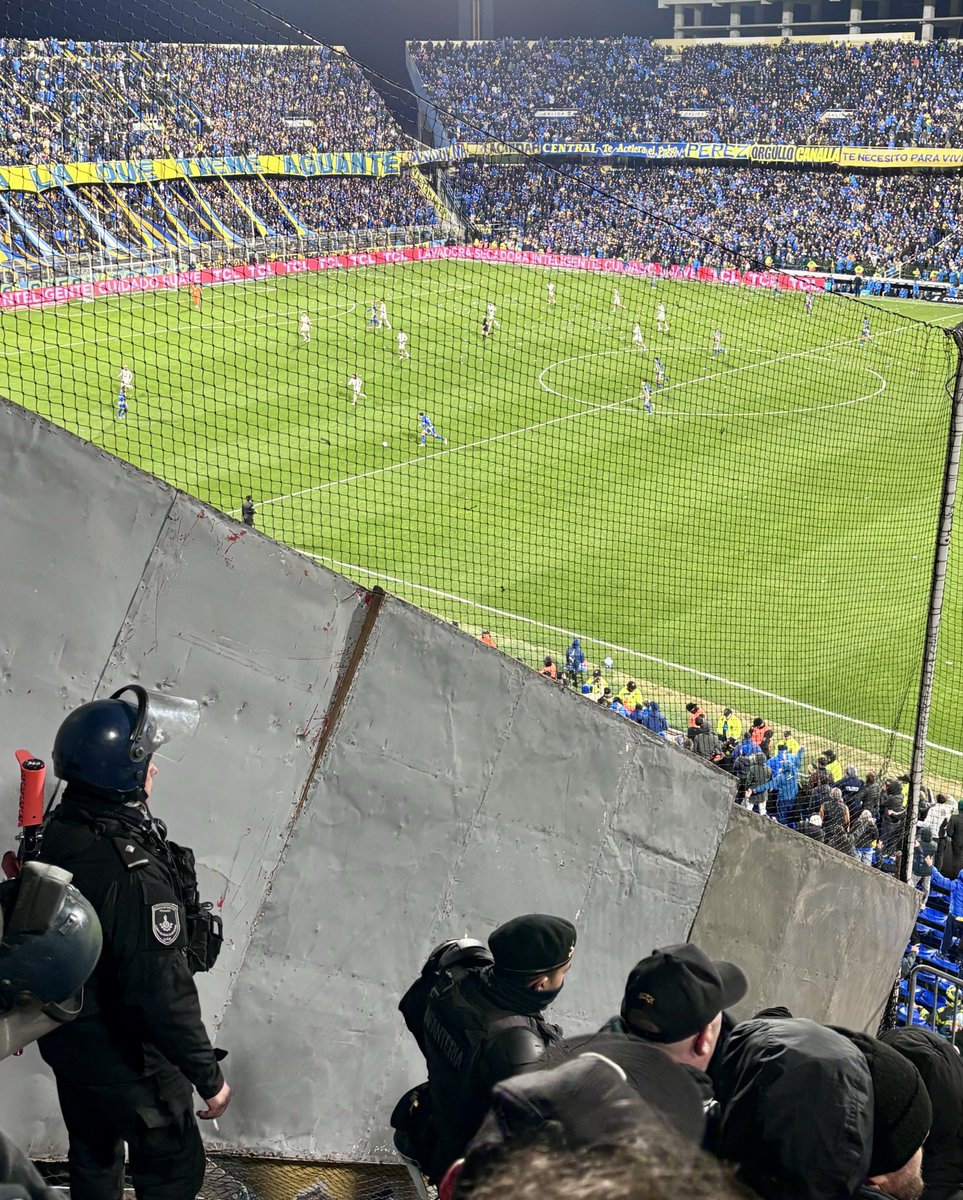 scarce's tweet photo. Sette anni dopo sono tornato al Gigante de Arroyito di Rosario, allora fu l’ultima di De Rossi col Boca (ma ancora non si sapeva), stavolta è Central-Corinthians di Libertadores nel settore ospiti, per complicare le cose (che infatti sono state complicate) https://t.co/LgcUW089Mk