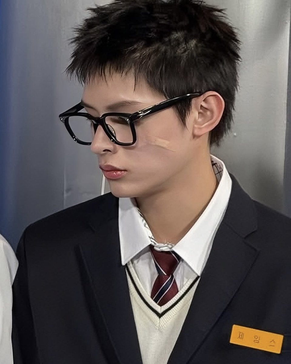 eomjamez's tweet photo. highschool crush                      college crush https://t.co/gnZsJQVZlk