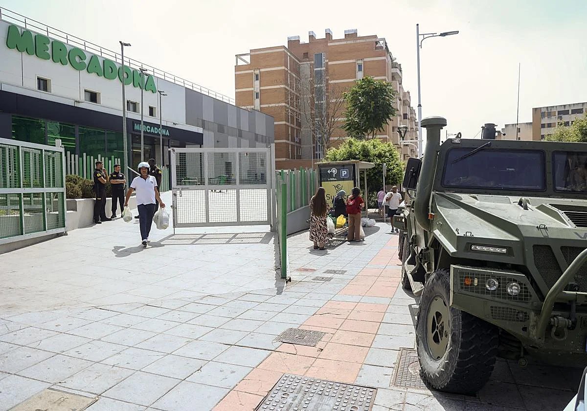 Fernand35932695's tweet photo. Ir al Mercadona con una tanqueta del ejercito en la puerta.
Pronto en vuestras pantallas. https://t.co/HrnJTiWmRR